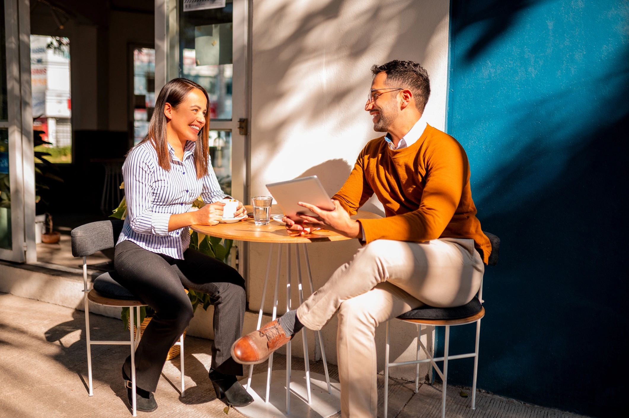 Two professionals having a relaxed conversation related to insurnace agencies in Paducah, KY